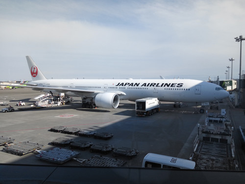ポイントで無料旅行！ JALの飛行機 JALのサクララウンジ【成田空港】に行きました！感無量！|7つの利用条件！ JALについて 