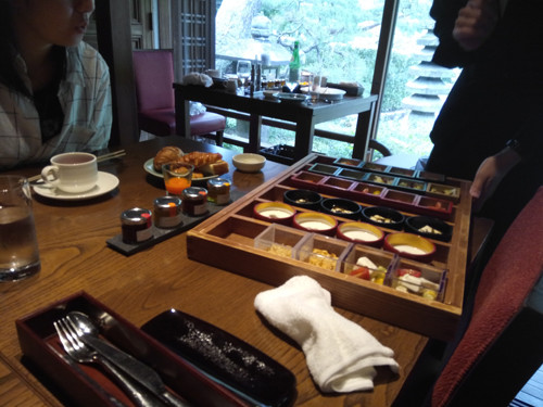 ポイントで無料旅行！ 前菜の木箱 京都の人気な高級ホテルに宿泊ならSPGアメックス！『翠嵐』がおすすめ 京都旅行  